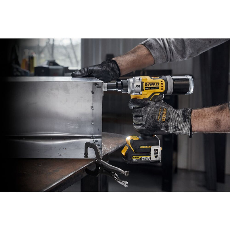 18V/2x1.7Ah XR Akku-Nietpistole (DeWALT DCF414E2GT-QW)