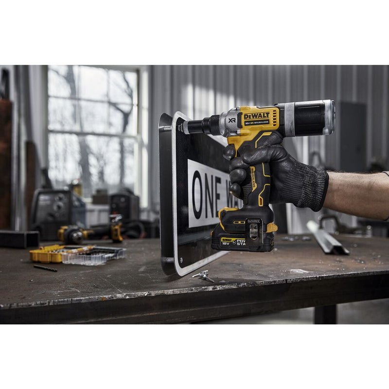 18V/2x1.7Ah XR Akku-Nietpistole (DeWALT DCF414E2GT-QW)