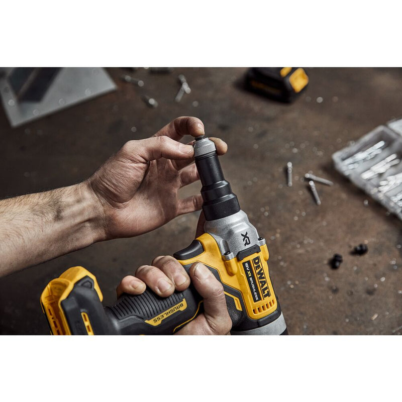 18V/2x1.7Ah XR Akku-Nietpistole (DeWALT DCF414E2GT-QW)