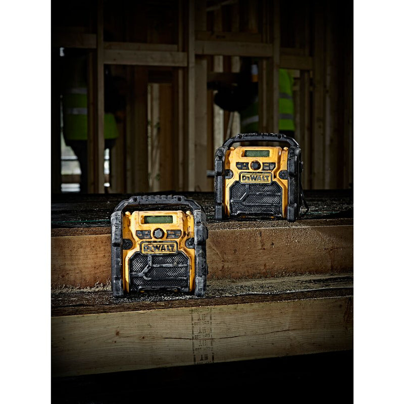 Akku- und Netz-Kompakt-Radio für 10,8 - 18 Volt XR Li-Ion Akkus (DeWALT DCR019-QW)